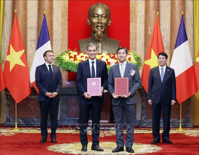 Đại tá Ngô Minh Thuấn, Tổng Giám đốc Tổng công ty Tân Cảng Sài Gòn và Chủ tịch tập đoàn CMA-CGM Rodolphe Saade trao đổi Biên bản thoả thuận hợp tác khai thác dự án Bến 7 và 8 Lạch Huyện, Hải Phòng giữa Tổng công ty Tân Cảng Sài Gòn và Tập đoàn CMA-CGM (CMA Terminals). Ảnh: Lâm Khánh/TTXVN