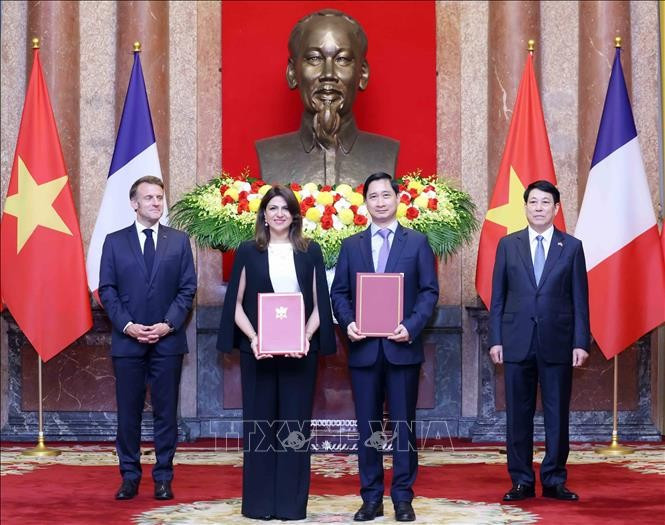 Tổng Giám đốc Công ty cổ phần Vaccine Việt Nam (VNVC) Ngô Chí Dũng và Chủ tịch Sanofi Đông Nam Á - Ấn Độ Zainab Sadat Qayyum trao đổi Thỏa thuận đối tác về chuyển giao công nghệ sản xuất vaccine tại Việt Nam giữa Sanofi Pasteur và VNVC. Ảnh: Lâm Khánh/TTXVN