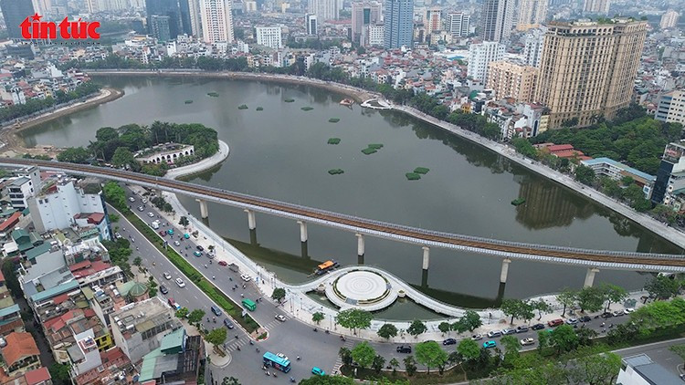 Sau gần 1 năm thi công, dự án cải tạo hồ Hoàng Cầu (quận Đống Đa, Hà Nội) với tổng mức đầu tư gần 300 tỷ đồng đang dần hoàn thiện, mang đến diện mạo mới cho khu vực trung tâm quận Đống Đa.