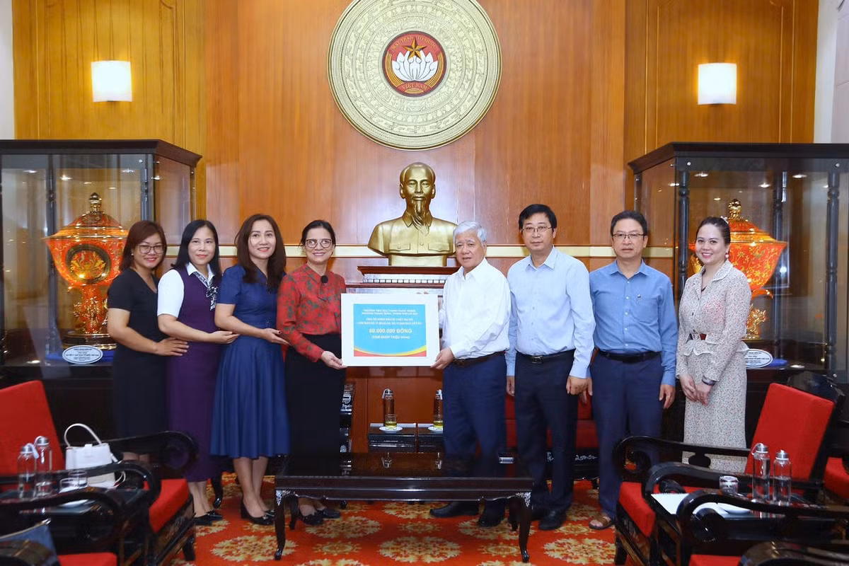 Chủ tịch Đỗ Văn Chiến tiếp nhận ủng hộ từ trường Tiểu học Thanh Xuân Trung, phường Thanh Xuân, Hà Nội. Ảnh: Lê Khánh