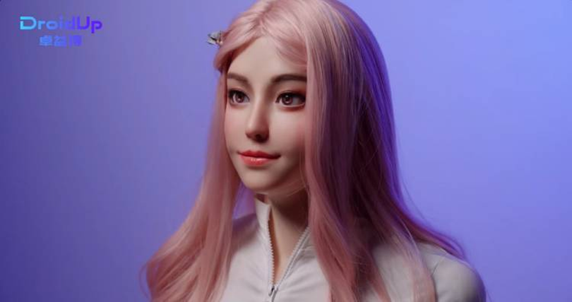 Hệ thống còn hỗ trợ tự học và liên tục tiến hóa, sở hữu trí nhớ theo kịch bản, có thể ghi nhớ sở thích, thói quen và các mốc thời gian quan trọng của người dùng, từ đó cung cấp dịch vụ cá nhân hóa.