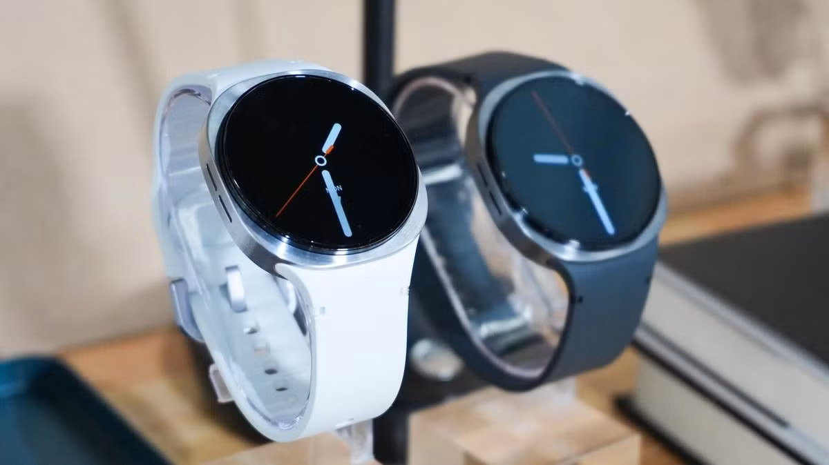Với thiết kế thanh lịch và tối giản, Galaxy Watch8 được thiết kế cho nhu cầu chăm sóc sức khỏe hàng ngày. Có sẵn hai kích cỡ 44mm hoặc 40mm với màu Graphite hoặc Silver, sản phẩm mang đến sự thoải mái và phong cách cho các hoạt động hàng ngày. Giá khởi điểm từ 8,99 triệu cho phiên bản Bluetooth.
