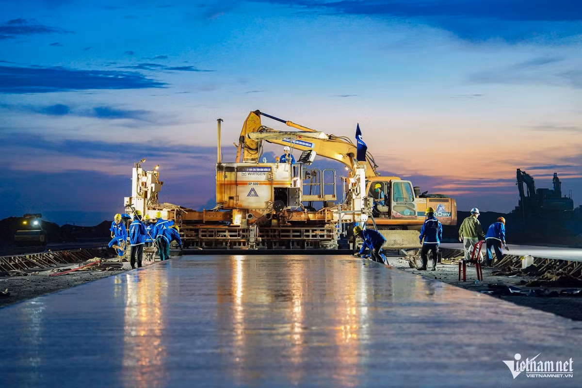 Tiếng động cơ máy móc vang vọng, hàng nghìn kỹ sư, thợ lành nghề chia thành nhiều mũi miệt mài triển khai các hạng mục.