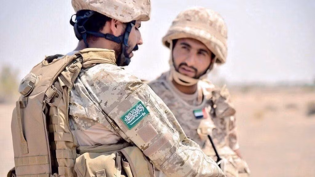 Một binh sĩ Ả Rập Xê Út thuộc Lữ đoàn Dù số 1 đang nói chuyện với một binh sĩ UAE.