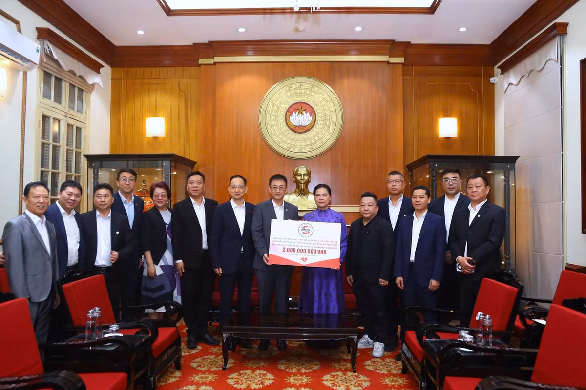 Phó Chủ tịch Hà Thị Nga tiếp nhận từ Hiệp Hội doanh nghiệp Trung Quốc tại Việt Nam. Ảnh: Lê Khánh.