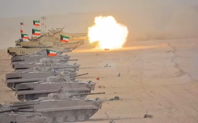 M1A2 Abrams, nền tảng của lực lượng thiết giáp Kuwait, là xe tăng chiến đấu chủ lực thế hệ thứ ba do Chrysler Defense thiết kế, hiện là một phần của General Dynamics Land Systems. Lần đầu tiên ra mắt vào những năm 1980, Abrams đã trải qua nhiều lần nâng cấp để duy trì tính cạnh tranh trên các chiến trường hiện đại.