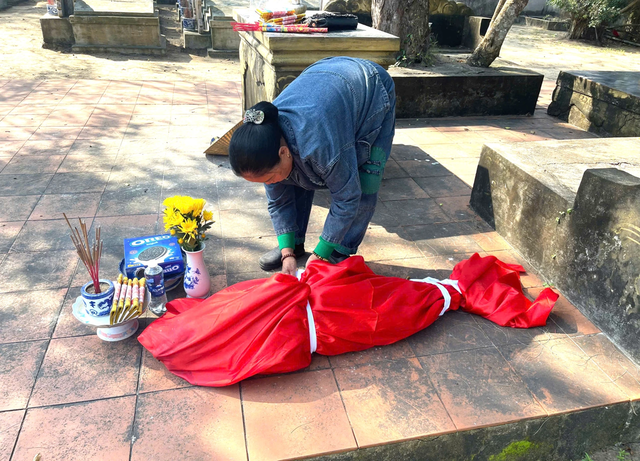 Cá voi được chôn cất theo phong tục địa phương.