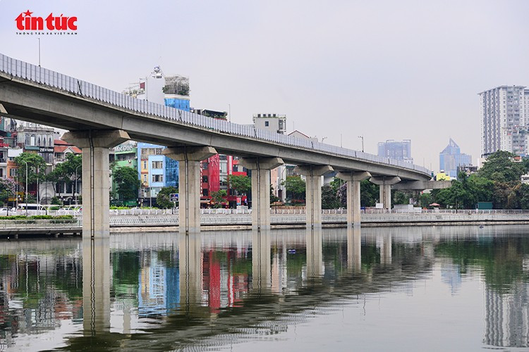 Sau gần 1 năm thi công, nhiều hạng mục cải tạo hồ Hoàng Cầu đang đi vào hoàn thiện.