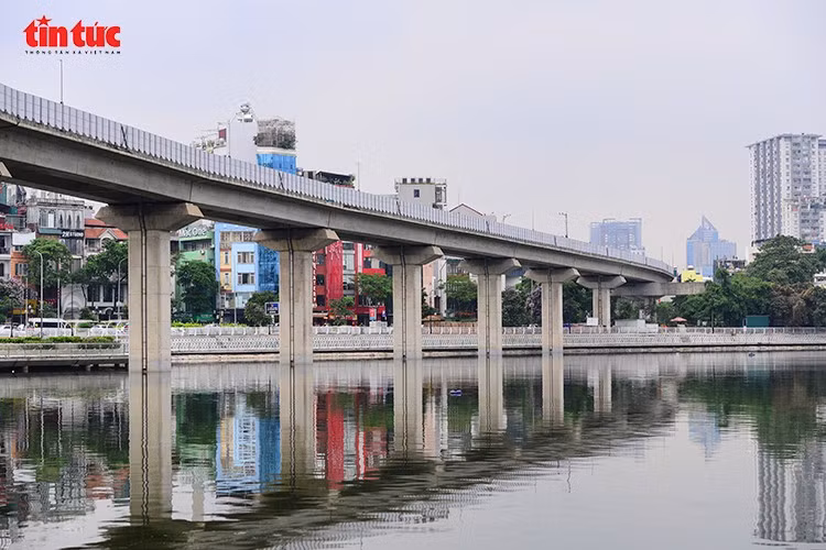 Sau gần 1 năm thi công, nhiều hạng mục cải tạo hồ Hoàng Cầu đang đi vào hoàn thiện.