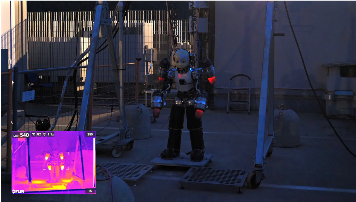 iRonCub3 được trang bị 4 động cơ phản lực, gồm 2 động cơ đặt ở tay và 2 gắn sau lưng, có thể tạo ra lực đẩy hơn 1.000 newton, đủ nâng thân robot nặng 70 kg lên khỏi mặt đất. Cột sống bằng titanium và lớp vỏ chịu nhiệt bảo vệ robot khỏi khí thải nóng tới 800°C, bảo đảm an toàn khi vận hành.