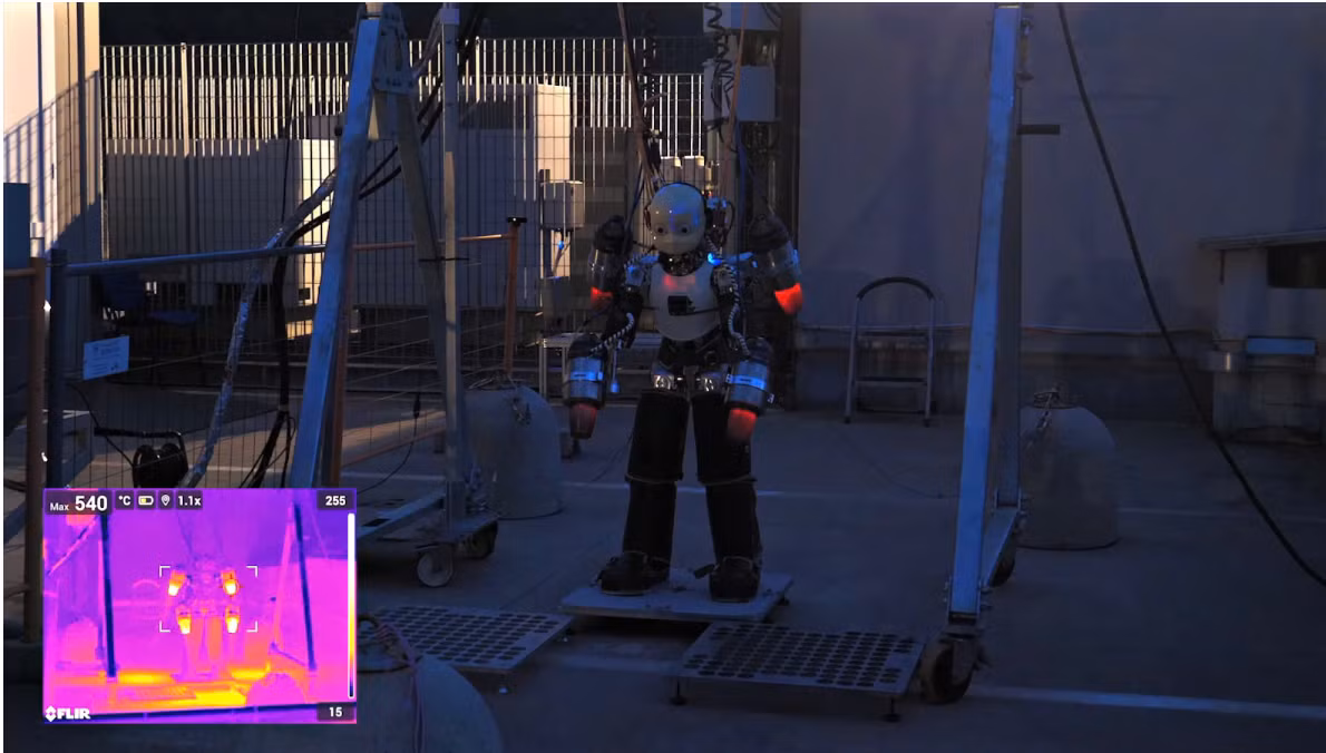 iRonCub3 được trang bị 4 động cơ phản lực, gồm 2 động cơ đặt ở tay và 2 gắn sau lưng, có thể tạo ra lực đẩy hơn 1.000 newton, đủ nâng thân robot nặng 70 kg lên khỏi mặt đất. Cột sống bằng titanium và lớp vỏ chịu nhiệt bảo vệ robot khỏi khí thải nóng tới 800°C, bảo đảm an toàn khi vận hành.