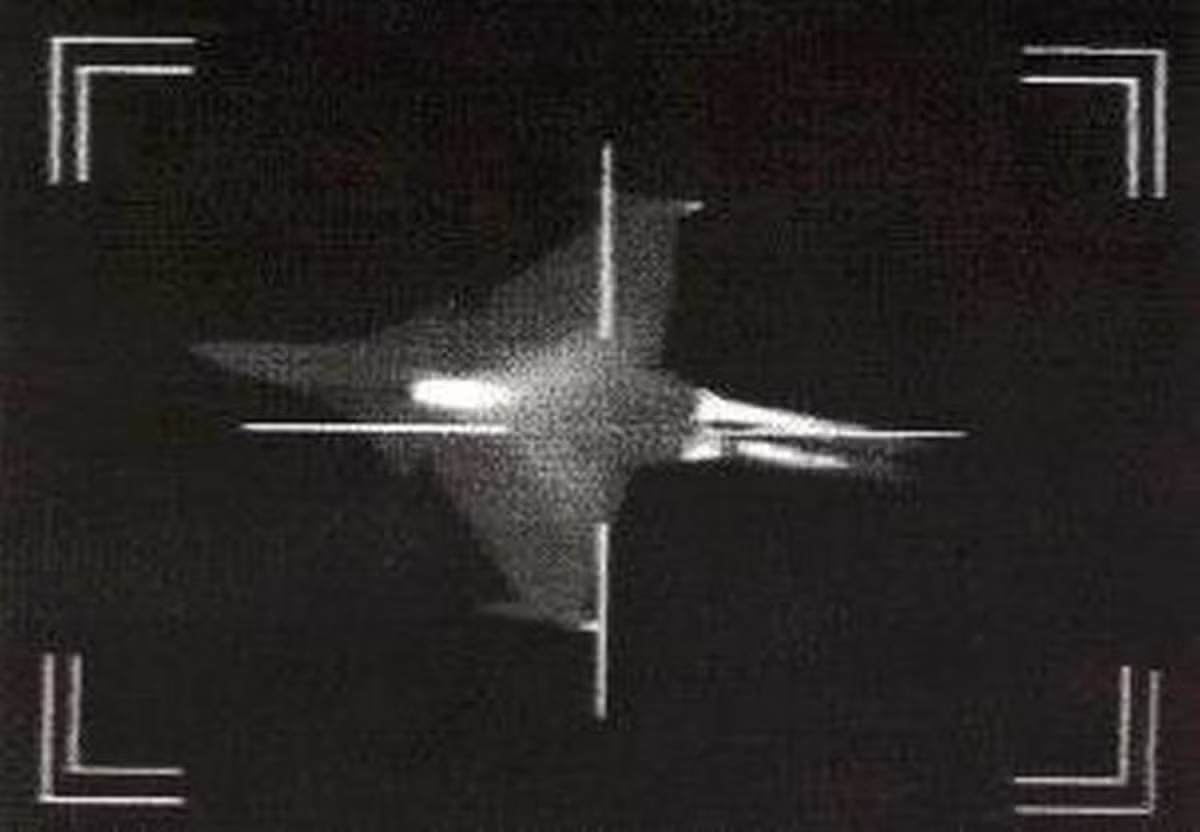 Mặc dù lớp phủ hấp thụ radar và bề mặt máy bay được làm mát xuống mức trung bình 281 độ Kelvin (khoảng 7,85°C), giúp F-35 gần như 'tàng hình' trước các hệ thống radar truyền thống, luồng khí thải động cơ có nhiệt độ gần 1.000 độ Kelvin lại phát ra bức xạ hồng ngoại mạnh gấp hàng nghìn lần so với thân máy bay.