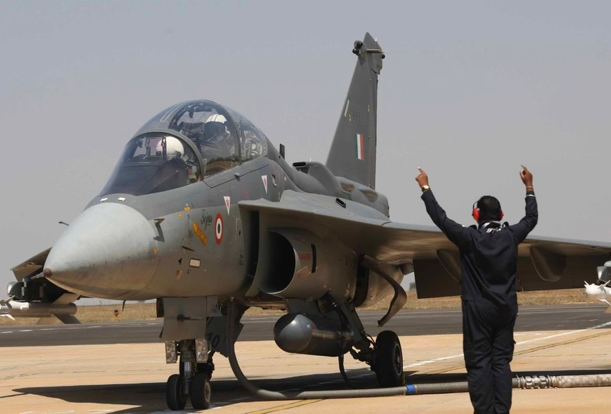 Máy bay do HAL sản xuất đã được đưa vào hoạt động năm 2016 và hiện đang được 2 phi đội vận hành. Với đơn đặt hàng mới, Tejas dự kiến sẽ trở thành tiêm kích có số lượng lớn nhất của IAF trong những năm tới, phản ánh vai trò trung tâm của các nền tảng nội địa.