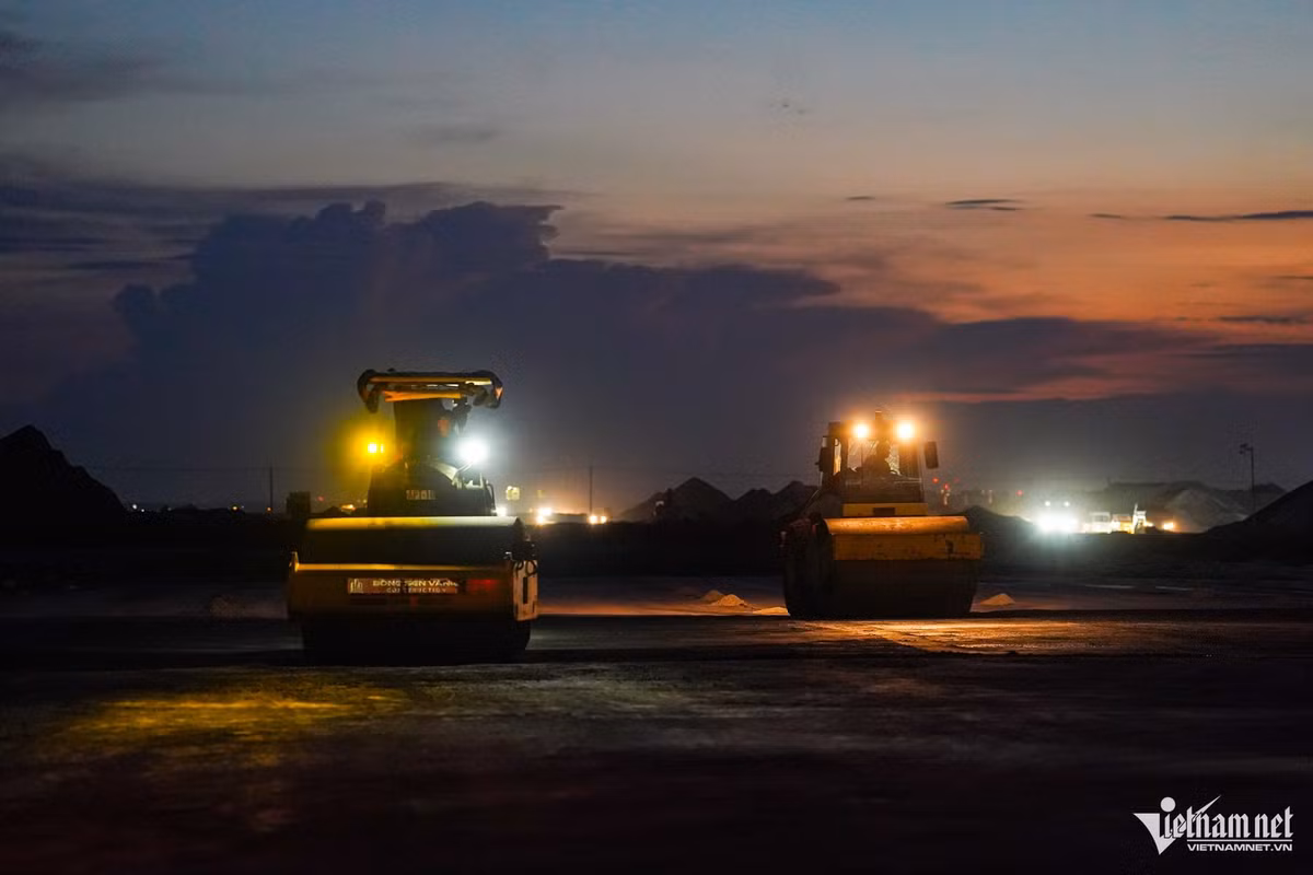 Đường băng số 2, dài 4.000 m, rộng 45m, khởi công cuối tháng 5, đang đồng loạt triển khai phần nền, móng, hệ thống thoát nước và lớp bê tông xi măng M150.