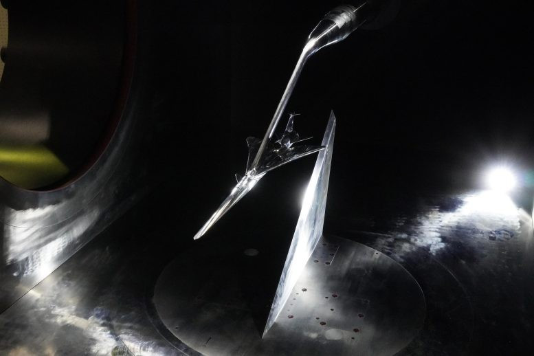 Mô hình thu nhỏ của Siêu phi cơ X-59 bên trong đường hầm gió của Cơ quan Thám hiểm Hàng không Vũ trụ Nhật Bản. Ảnh: JAXA