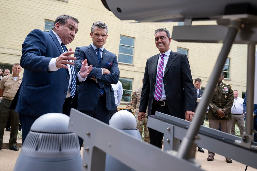 Việc thành lập lực lượng đặc nhiệm vào tháng 12 diễn ra sau chỉ thị được đưa ra vài tháng trước đó của Bộ trưởng Chiến tranh Pete Hegseth, "Giải phóng ưu thế máy bay không người lái quân sự của Mỹ", nhằm đẩy nhanh việc mua sắm và triển khai các hệ thống tự hành giá cả phải chăng trong toàn bộ các quân chủng.