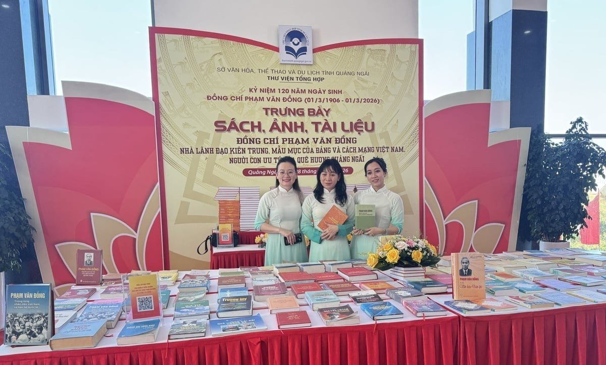 Không gian trưng bày sách, ảnh, tài liệu về đồng chí Phạm Văn Đồng bên lề hội thảo.