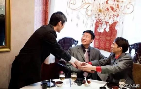 Trong giao tiếp, một lời "xin lỗi, bận rồi không đi được" đôi khi khiến người mời cảm thấy hụt hẫng. Nhưng cách bạn phản ứng sau đó lại chính là thước đo EQ và phong độ (Ảnh minh họa)