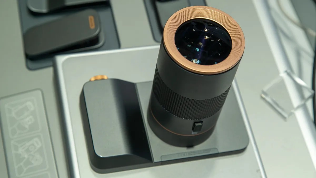 Tecno cho biết hệ thống sử dụng kết hợp Wi Fi, Bluetooth và mmWave để đảm bảo độ trễ thấp và băng thông cao. Tuy nhiên đây vẫn là sản phẩm ý tưởng, nên mức hoàn thiện chưa phải yếu tố quyết định.