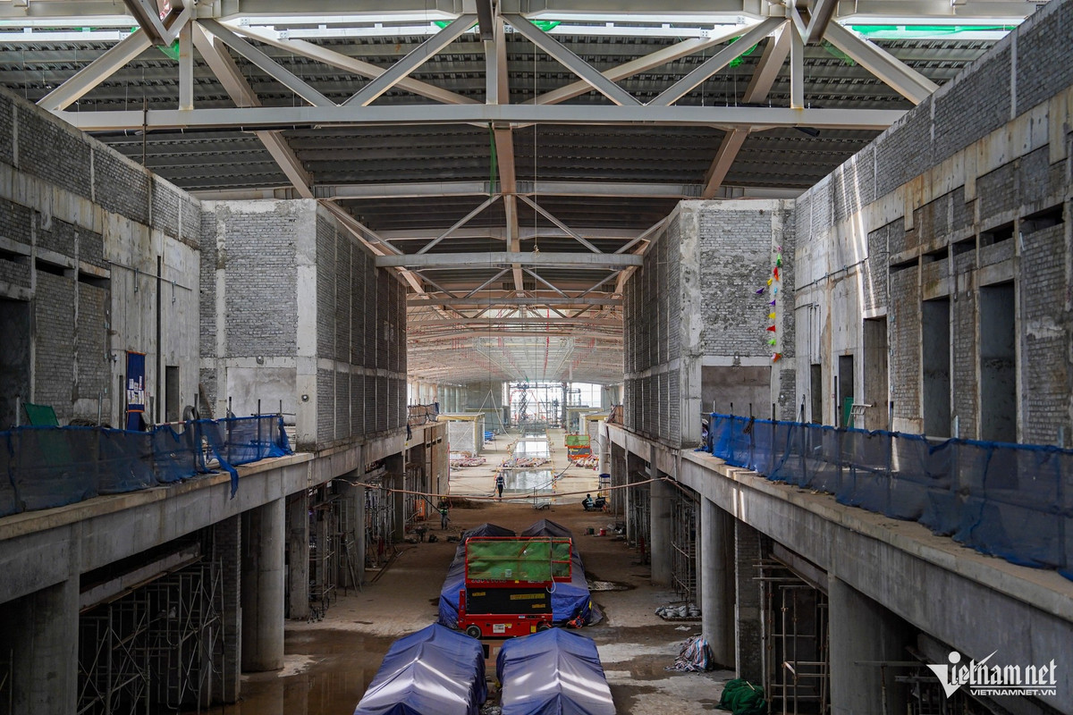 Nhà ga hành khách – hạng mục quan trọng nhất – đã xong phần kết cấu bê tông ngầm và thân từ tầng một đến tầng bốn. Khu trung tâm đạt 96% xây thô, mái đã hoàn thiện và chống thấm xong; ba cánh nhà ga đạt trên 93% xây thô, toàn bộ khung thép và mái hoàn tất.