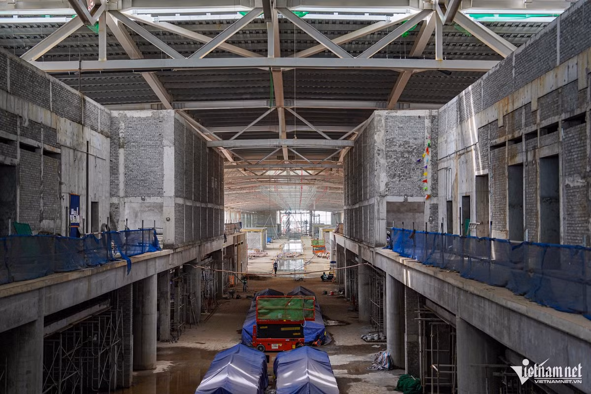 Nhà ga hành khách – hạng mục quan trọng nhất – đã xong phần kết cấu bê tông ngầm và thân từ tầng một đến tầng bốn. Khu trung tâm đạt 96% xây thô, mái đã hoàn thiện và chống thấm xong; ba cánh nhà ga đạt trên 93% xây thô, toàn bộ khung thép và mái hoàn tất.