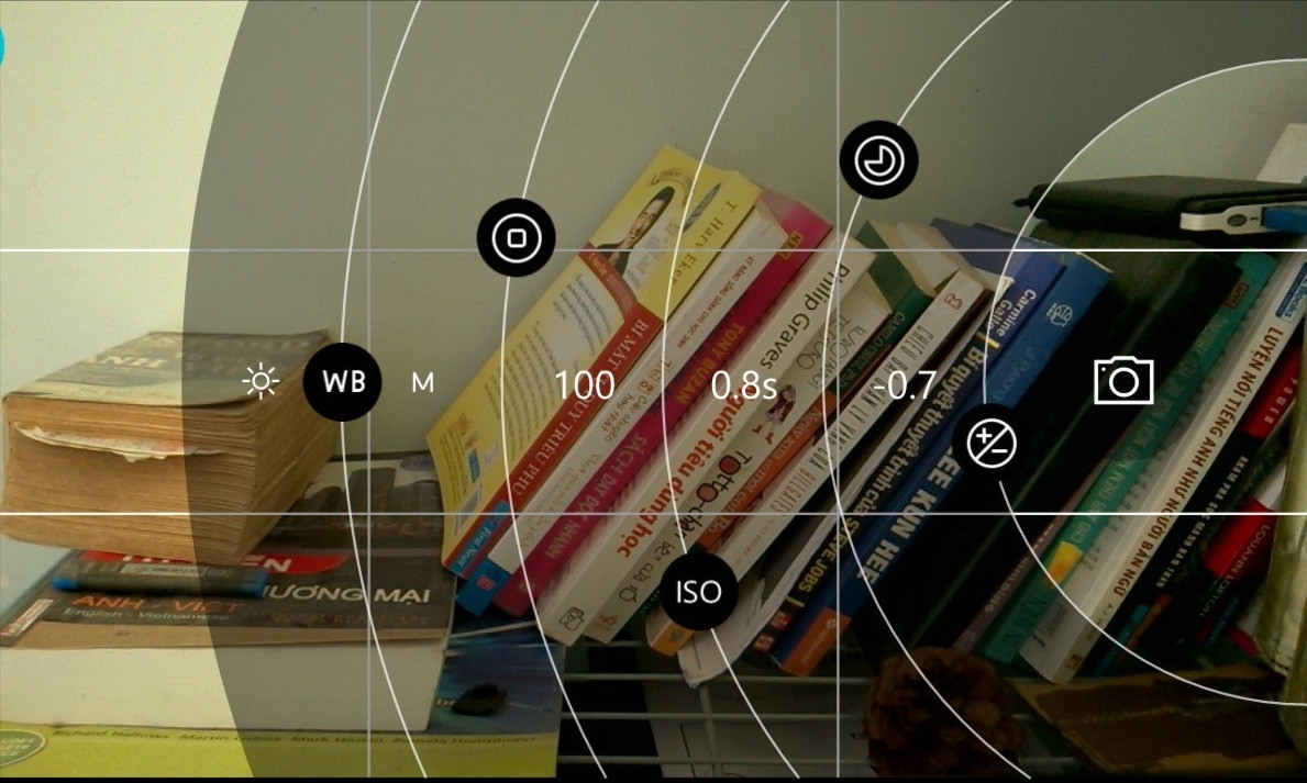 Sử dụng chế độ chụp thủ công trên điện thoại (nếu có): Vì nhiều máy Android hiện nay cho phép bạn điều chỉnh các thông số như ISO, tốc độ màn trập và tiêu cự. Bạn nên giảm ISO xuống khoảng từ 25 đến 64 để hạn chế hiện tượng nhiễu hạt trên ảnh. Đồng thời, điều chỉnh tốc độ màn trập sao cho phù hợp với ánh sáng của Mặt Trăng để ảnh không bị cháy sáng hoặc thiếu sáng. Với những điều chỉnh này, bức ảnh siêu trăng sẽ trở nên sắc nét và rõ ràng hơn.