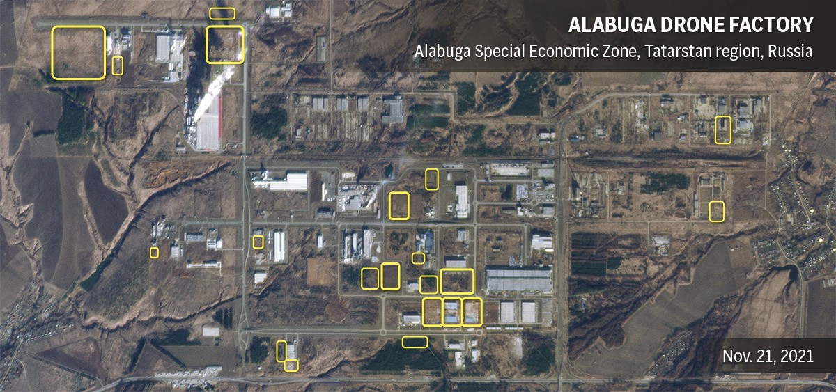 Nga không chỉ nâng cấp thiết kế mà còn đẩy nhanh công nghiệp hóa sản xuất. Kể từ giữa năm 2023, Moskva đã thiết lập dây chuyền lắp ráp UAV tại đặc khu kinh tế Alabuga, tỉnh Tatarstan - cách tiền tuyến Ukraine hơn 1.200 km. Theo các nguồn tin, chỉ riêng tại đây đã có hơn 26.000 chiếc Shahed được sản xuất, với tốc độ khoảng 170 chiếc/ngày tính đến tháng 5/2025 và có thể đạt mốc 190 chiếc/ngày vào cuối năm.