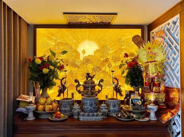 Không phải loài hoa nào đẹp, thơm là có thể bày lên nơi linh thiêng như gian thờ cúng, bởi trong tín ngưỡng dân gian, hoa không chỉ mang tính thẩm mỹ mà còn mang năng lượng và biểu tượng tinh thần. Nếu chọn sai loại hoa, gia chủ không chỉ phạm vào điều kiêng kỵ mà còn ảnh hưởng đến vận khí trong nhà.