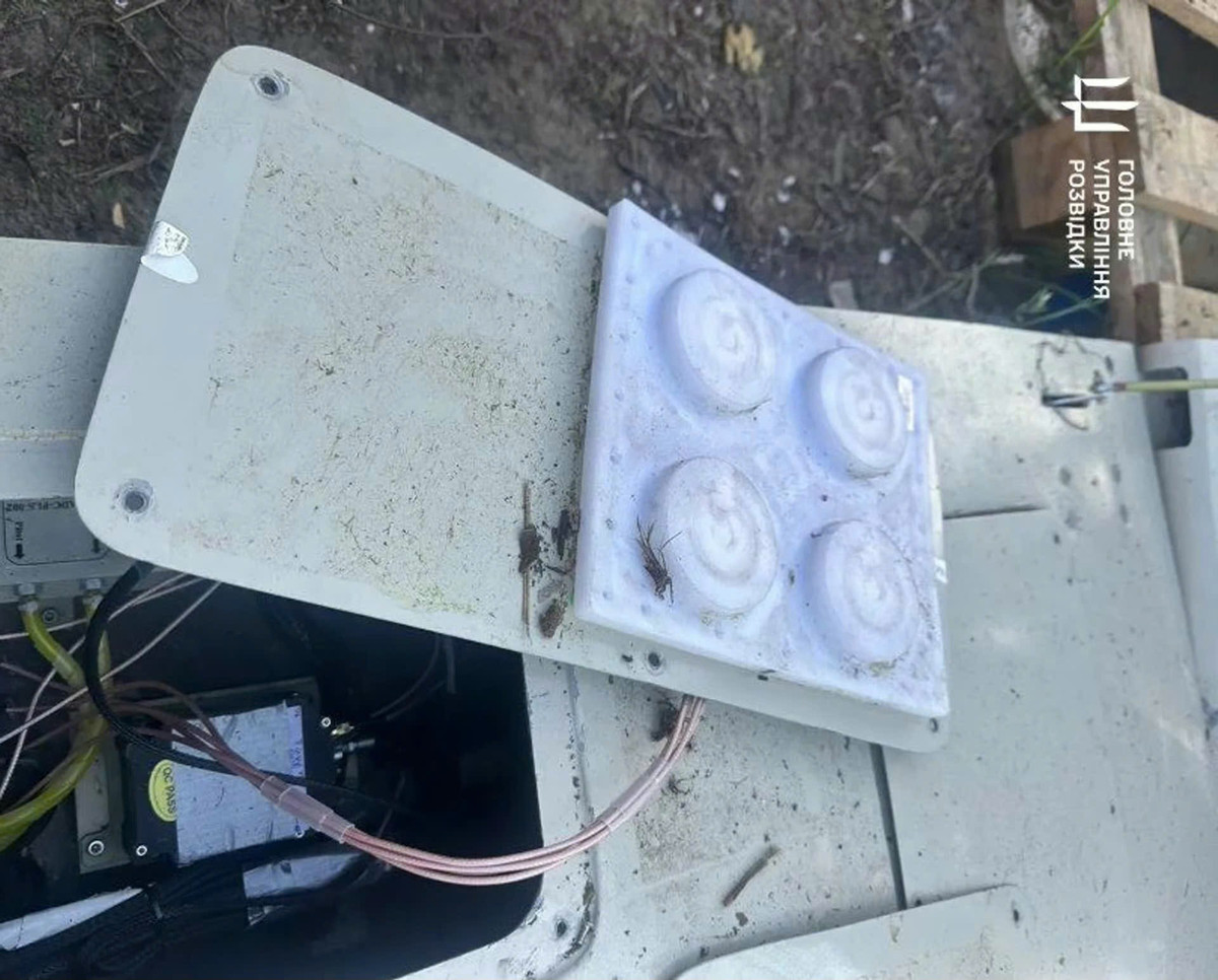 Tính đến nay, biến thể Shahed-136 MS rơi ở tỉnh Sumy (Ukraine) được cho là sở hữu ăng-ten CRPA 4 đầu - công nghệ kiểm soát chùm phát xạ, cho phép định vị chính xác và chống nhiễu hiệu quả hơn hệ thống dẫn đường Nasir 8 kênh đời cũ của Iran. CRPA sử dụng tín hiệu GPS tần số L1 và L5, giúp UAV tránh bị vô hiệu hóa bởi thiết bị gây nhiễu điện tử của đối phương.