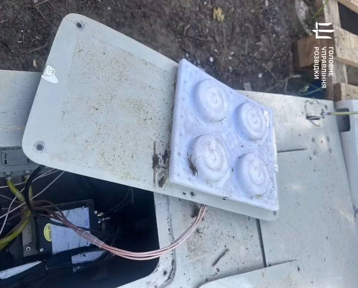 Tính đến nay, biến thể Shahed-136 MS rơi ở tỉnh Sumy (Ukraine) được cho là sở hữu ăng-ten CRPA 4 đầu - công nghệ kiểm soát chùm phát xạ, cho phép định vị chính xác và chống nhiễu hiệu quả hơn hệ thống dẫn đường Nasir 8 kênh đời cũ của Iran. CRPA sử dụng tín hiệu GPS tần số L1 và L5, giúp UAV tránh bị vô hiệu hóa bởi thiết bị gây nhiễu điện tử của đối phương.