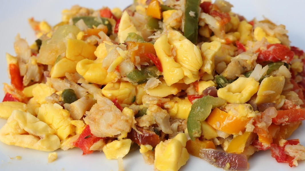 Và phần ngon lành, hấp dẫn nhất của loài quả này là lớp cùi cuống hạt dày xốp, màu vàng tươi với vị béo ngậy