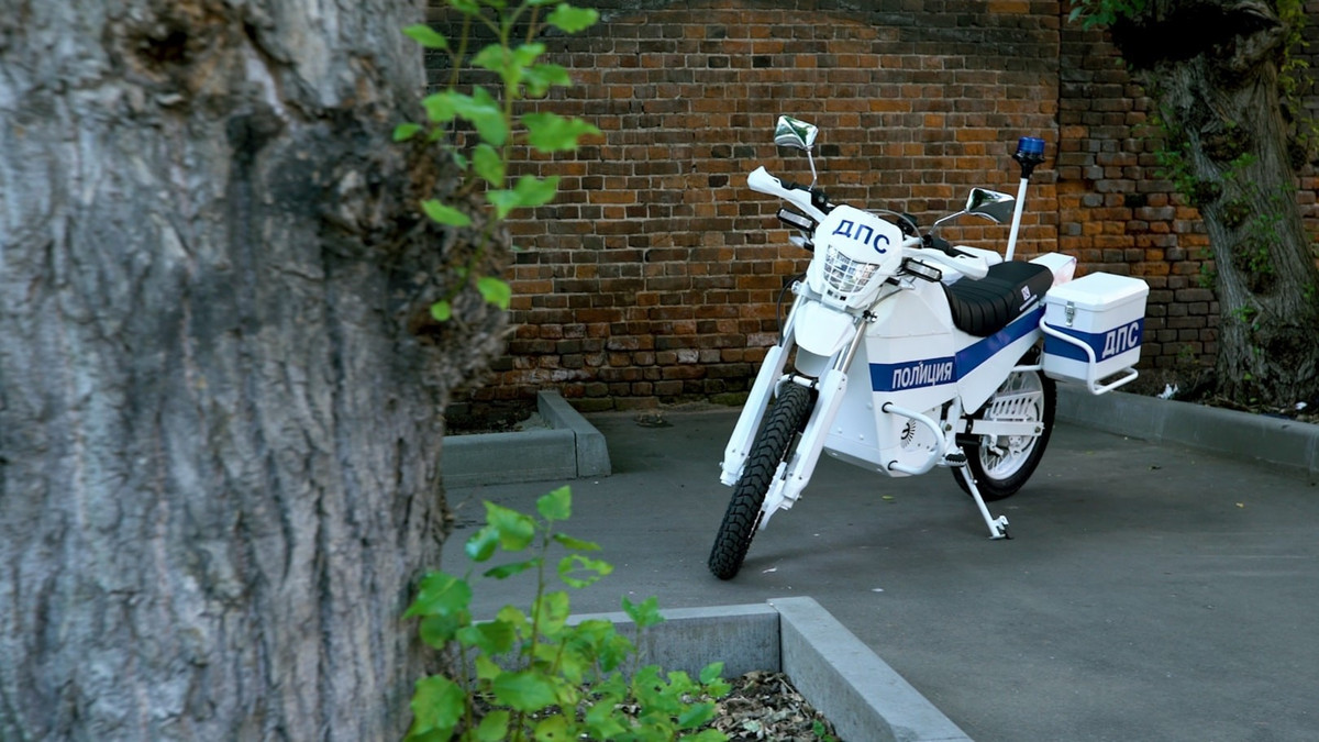 Khá bất ngờ, phiên bản mô tô điện vẫn được trang bị hộp số sàn 4 cấp và ly hợp. Theo Kalashnikov, cách bố trí này giúp người lái kiểm soát mô-men xoắn tốt hơn khi leo dốc hoặc vận hành off-road. Những chiếc xe phiên bản dành cho lực lượng thực thi pháp luật như cảnh sát giao thông nhờ đó có thể cơ động và kiểm soát tốc độ tốt hơn.