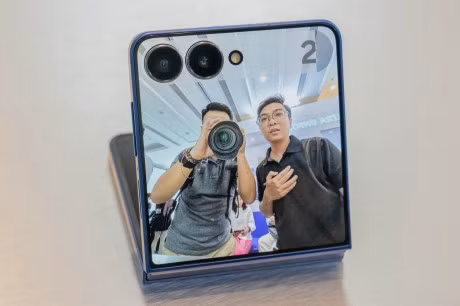 Máy trang bị hai camera với camera chính 50 megapixel, góc siêu rộng 12 megapixel và máy ảnh selfie 10 megapixel. Khi chụp, viền camera sẽ có hiệu ứng ánh sáng vòng để nhắc nhở góc selfie đẹp nhất. Samsung cũng cải tiến giao diện chụp hình trực quan hơn, người dùng có thể vuốt để zoom, hiển thị thời gian hẹn giờ… ProVisual Engine thế hệ mới với công nghệ AI giúp hình ảnh có màu sắc chính xác, khả năng chụp đêm và khử nhiễu tốt hơn, cùng các tính năng chỉnh sửa ảnh mở rộng so với thế hệ trước.