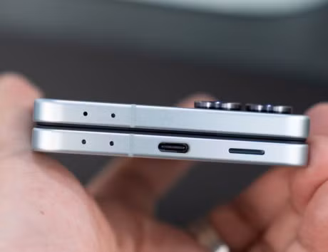 Năm nay, Z Fold7 cũng có giá cao hơn thế hệ trước, từ 47 triệu đồng cho bản RAM 12 GB, bộ nhớ 256 GB, cao nhất lên tới 69 triệu đồng cho bản 1 TB. Trong khi đó, Z Flip7 cũng có giá từ 27 triệu đồng bản 12/256 GB, 33 triệu đồng cho bản 12/512 GB. Phiên bản giá thấp hơn là Z Flip FE có giá từ 23 triệu đồng.