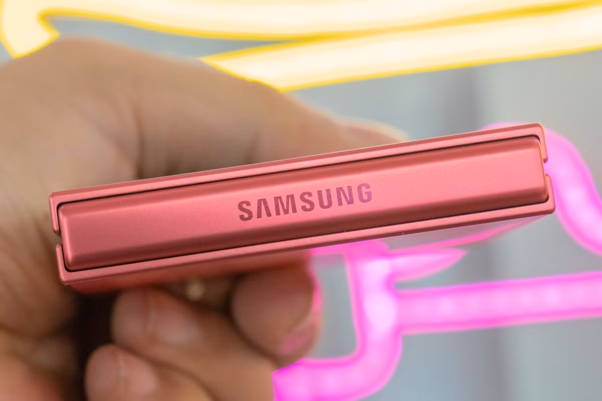 Máy trang bị chip Exynos 2500 sản xuất trên tiến trình 3 nm đầu tiên của Samsung với hiệu năng tốt hơn thế hệ trước. Máy vẫn có hai phiên bản cấu hình RAM 12 GB và bộ nhớ trong 256 hoặc 512 GB. Galaxy Z Flip7 tiếp tục là smartphone gập vỏ sò mạnh nhất hiện nay. Công nghệ bảo mật Knox được cải tiến nhằm bảo vệ dữ liệu người dùng khi sử dụng các tính năng AI.