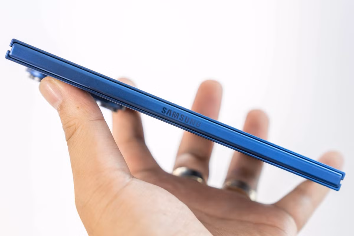 Samsung tiếp tục cải tiến phần bản lề Armor Flex Hinge với thiết kế giọt nước và đa thanh ray, giúp phân tán áp lực đều để bảo vệ màn hình và giảm nếp gập tốt hơn.