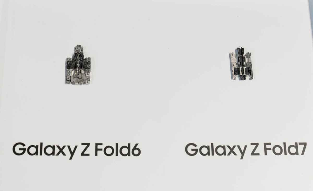 Samsung so sánh hệ thống bản lề của Galaxy Z Fold6 và Galaxy Z Fold7. Trong đó hệ thống bản lề của Z Fold7 nhỏ gọn và ít chi tiết hơn. Màn hình trong trang bị thêm một lớp titan giúp tăng độ bền và khả năng bảo vệ màn hình.
