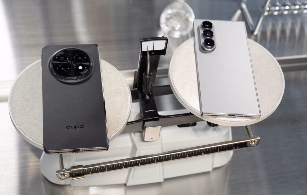 Máy không chỉ là trong những smartphone gập mỏng nhất thế giới, mà còn nhẹ nhất khi chỉ nặng 215 gram, trong khi hơn Oppo Find N5 là 229 gram, còn Honor Magic V5 là 219 gram.