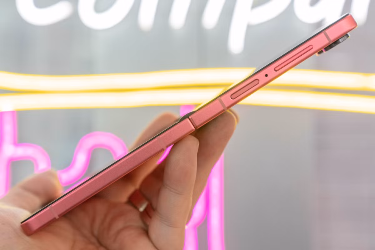 Galaxy Z Flip7 khi mở ra có độ dày 6,5 mm và đóng là 13,7 mm, mỏng hơn so với mức 6,9 và 15,1 mm của Z Flip6. Tuy nhiên, dung lượng pin tăng lên 4.300 mAh từ 4.000 mAh của thế hệ trước. Máy dùng sạc nhanh 25 W có hỗ trợ sạc không dây và sạc ngược.