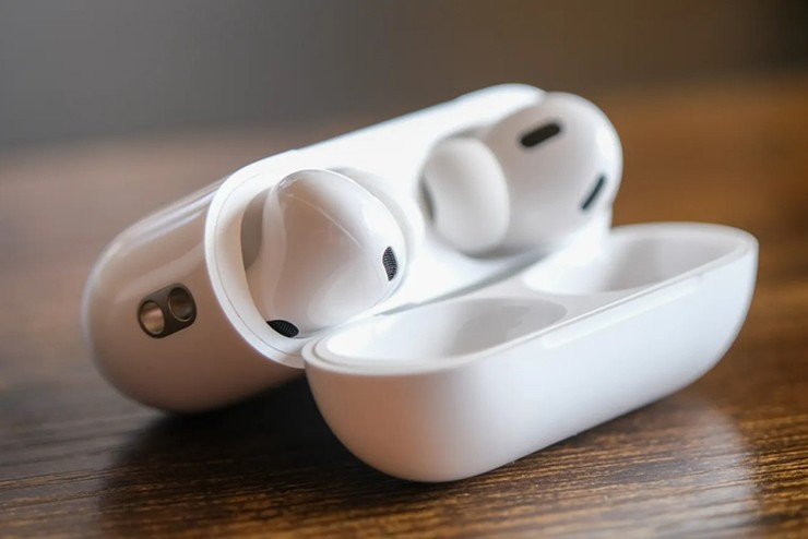 Tiếp theo, MacRumors đã tìm thấy thông tin về AirPods Pro 3 sắp ra mắt. Mã trong iOS 26 đề cập đến mẫu tai nghe không dây mới này, trong khi hiện tại Apple chỉ cung cấp AirPods Pro và AirPods Pro 2. Mặc dù MacRumors không thể cung cấp thông tin chi tiết về các tính năng mới, nhưng các tin đồn gần đây cho thấy có ít nhất 8 chức năng mà người dùng mong đợi sẽ được bổ sung.