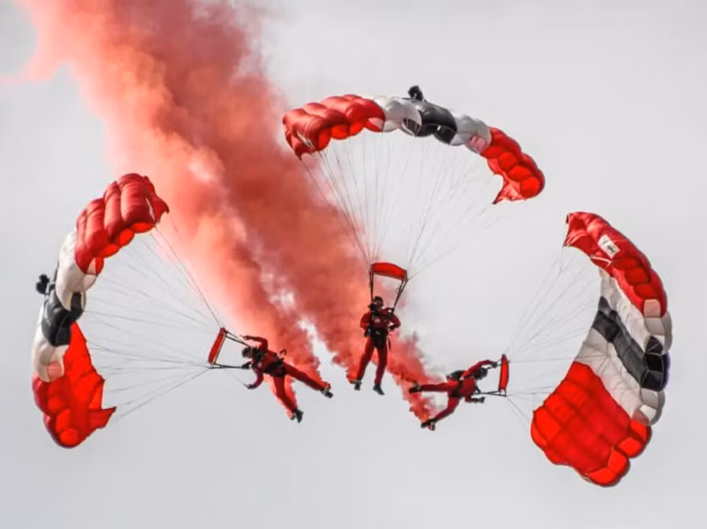 “Đối với cả hai đội, khoảnh khắc này không chỉ đánh dấu một màn trình diễn – mà còn đánh dấu một vị trí trong lịch sử nhảy dù.” Downplane—một động tác yêu cầu những người nhảy dù phải kết nối với nhau giữa không trung và bay tán dù của họ xuống dưới với tốc độ cao—đã được coi là một trong những đội hình tán dù khó nhất trong môn nhảy dù.