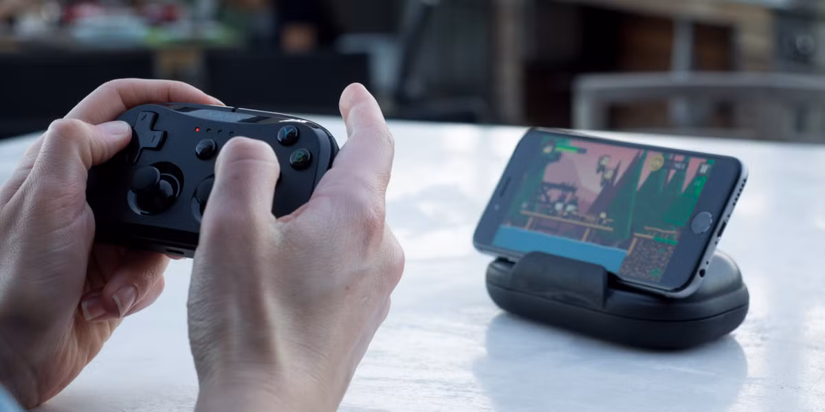 Thay vì phải thoát ra khỏi game để tìm kiếm hướng dẫn, giờ đây người dùng có thể đặt câu hỏi bằng giọng nói và nhận được sự trợ giúp ngay lập tức. Tính năng này sẽ bắt đầu được triển khai trong một số tựa game được chọn trong vài tháng tới.