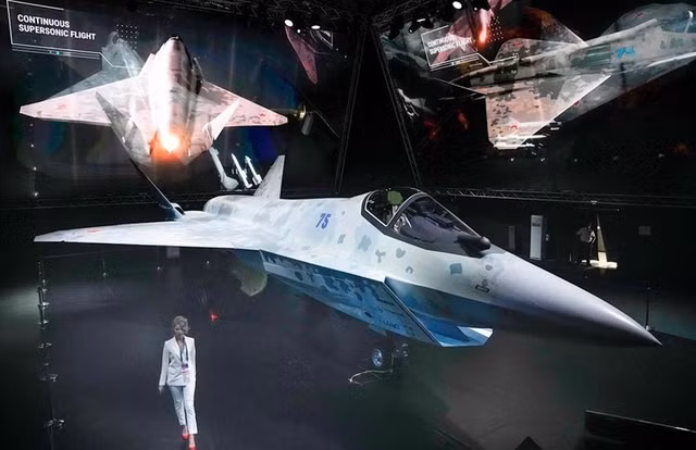 Đồng thời một loại máy bay chiến đấu mới cũng đang được tích cực nghiên cứu, đó là chiếc Su-75 Checkmate nhẹ và tiết kiệm nhiên liệu hơn nhiều khi đặt cạnh Su-57 Felon to lớn.