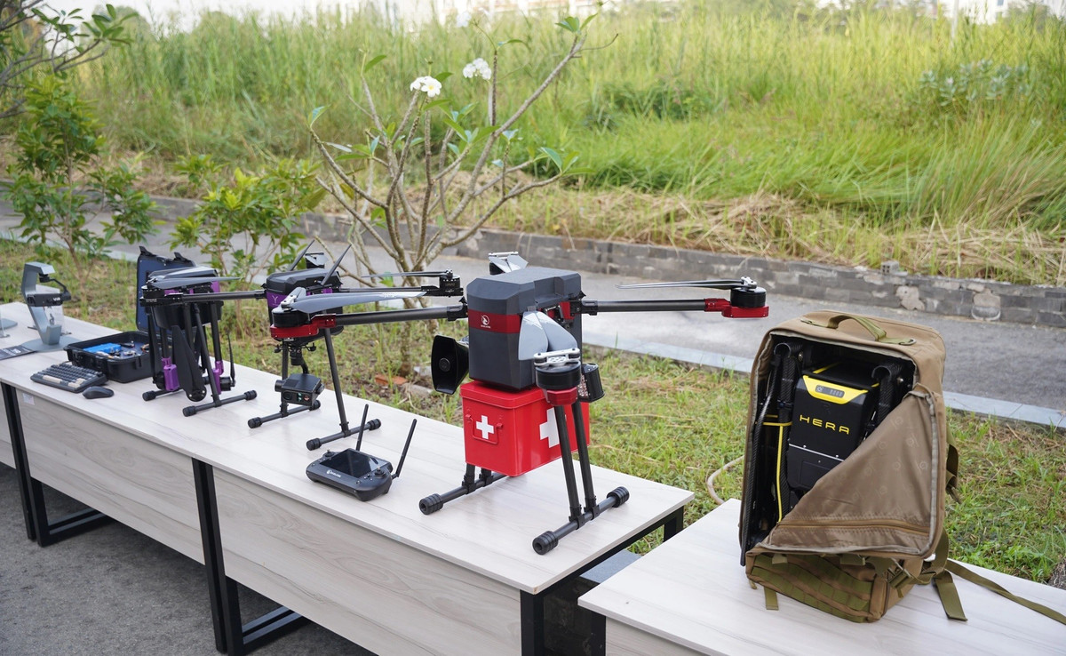 Nghị định cũng yêu cầu người điều khiển phải đăng ký thiết bị với cơ quan chức năng, từ đủ 18 tuổi, không sử dụng rượu bia, chất kích thích, và đối với người nước ngoài, phải có người bảo lãnh là công dân Việt Nam.