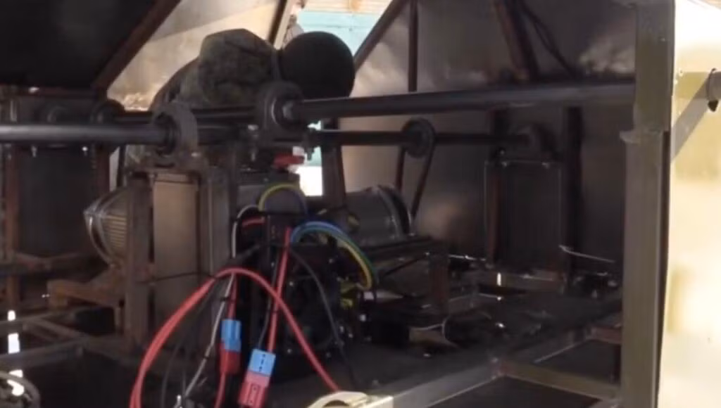 Bên trong nguyên mẫu robot mặt đất Depesha của Nga. Ảnh: BTVT.INFO qua Telegram