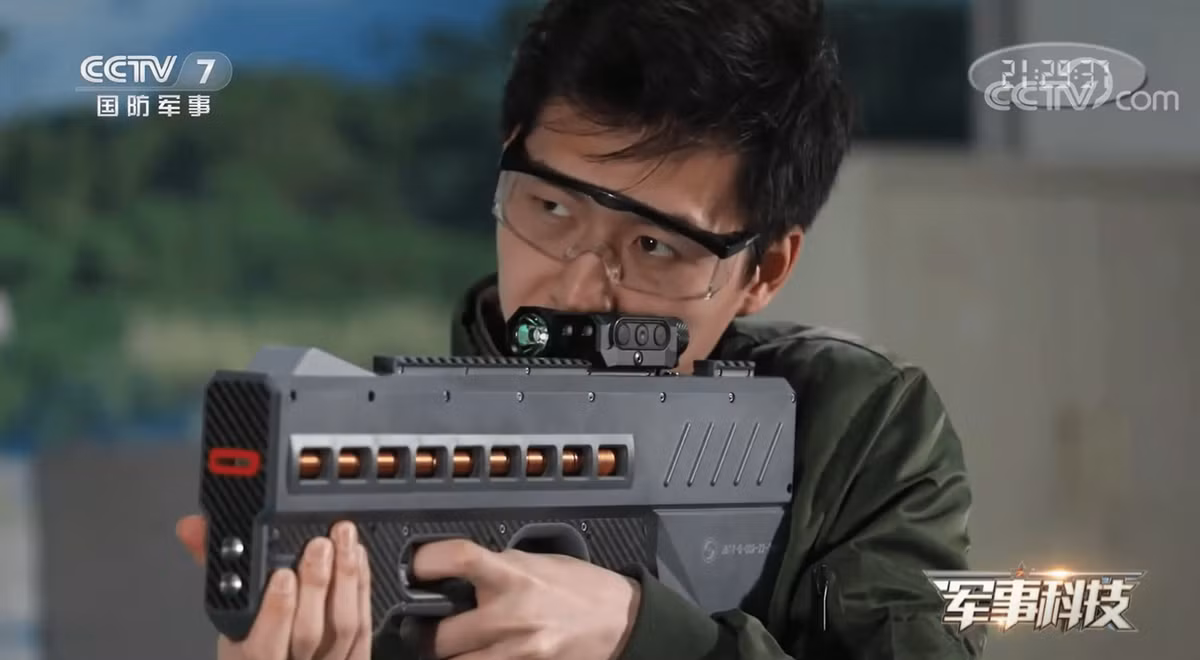 Trung Quốc vừa khiến giới quan sát quân sự toàn cầu kinh ngạc khi hoàn thiện một loại vũ khí đã được phát triển trong nhiều năm. Vũ khí này hoạt động trên công nghệ điện từ vốn thường thấy trên các phim viễn tưởng về người ngoài hành tinh.