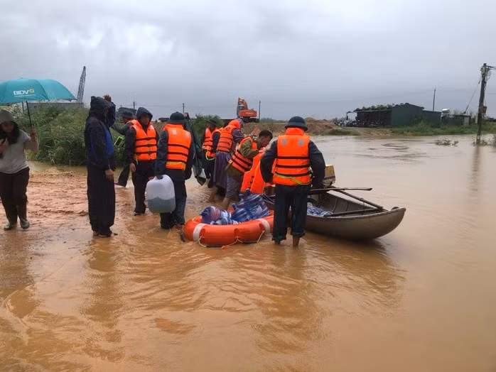 Lực lượng cứu hộ cứu nạn hỗ trợ người dân bị cô lập