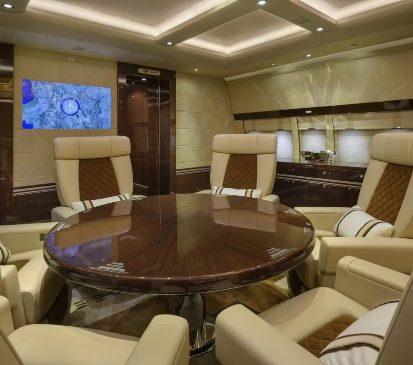 Xa hơn về phía sau, một không gian văn phòng riêng có nhiều giá sách hơn và một chiếc bàn cho bốn người. Mặc dù được trang trí như một văn phòng, chiếc bàn cũng có thể dùng làm không gian ăn uống cho một bữa tối riêng tư hơn.