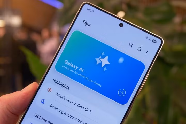 Điểm khác biệt lớn nhất nằm ở trải nghiệm phần mềm. Galaxy S25 Ultra nổi bật với giao diện One UI tùy biến sâu, nhiều tính năng mở rộng như chia đôi màn hình, thao tác với S Pen, chế độ Dex biến điện thoại thành máy tính mini, cùng kho tiện ích phong phú. Người dùng có thể cá nhân hóa giao diện, chủ đề, thao tác nhanh theo ý thích.