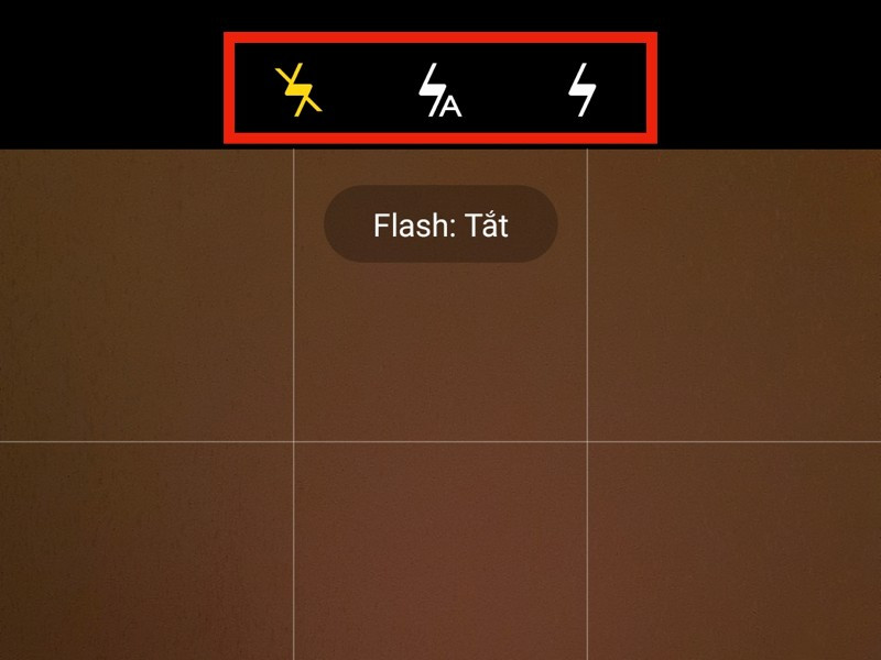 Khi chụp ảnh siêu trăng bằng điện thoại, bạn nên tắt đèn flash vì đèn flash chỉ có tác dụng chiếu sáng các vật thể gần trong điều kiện thiếu sáng, nhưng Mặt Trăng ở rất xa nên đèn flash không ảnh hưởng được đến ánh sáng của Mặt Trăng. Nếu bật flash, ánh sáng mạnh từ đèn sẽ làm ảnh chụp bị cháy sáng, mất đi chi tiết và chất lượng hình ảnh. Vì vậy, tắt flash sẽ giúp bạn ghi lại được hình ảnh siêu trăng tự nhiên và rõ nét hơn.